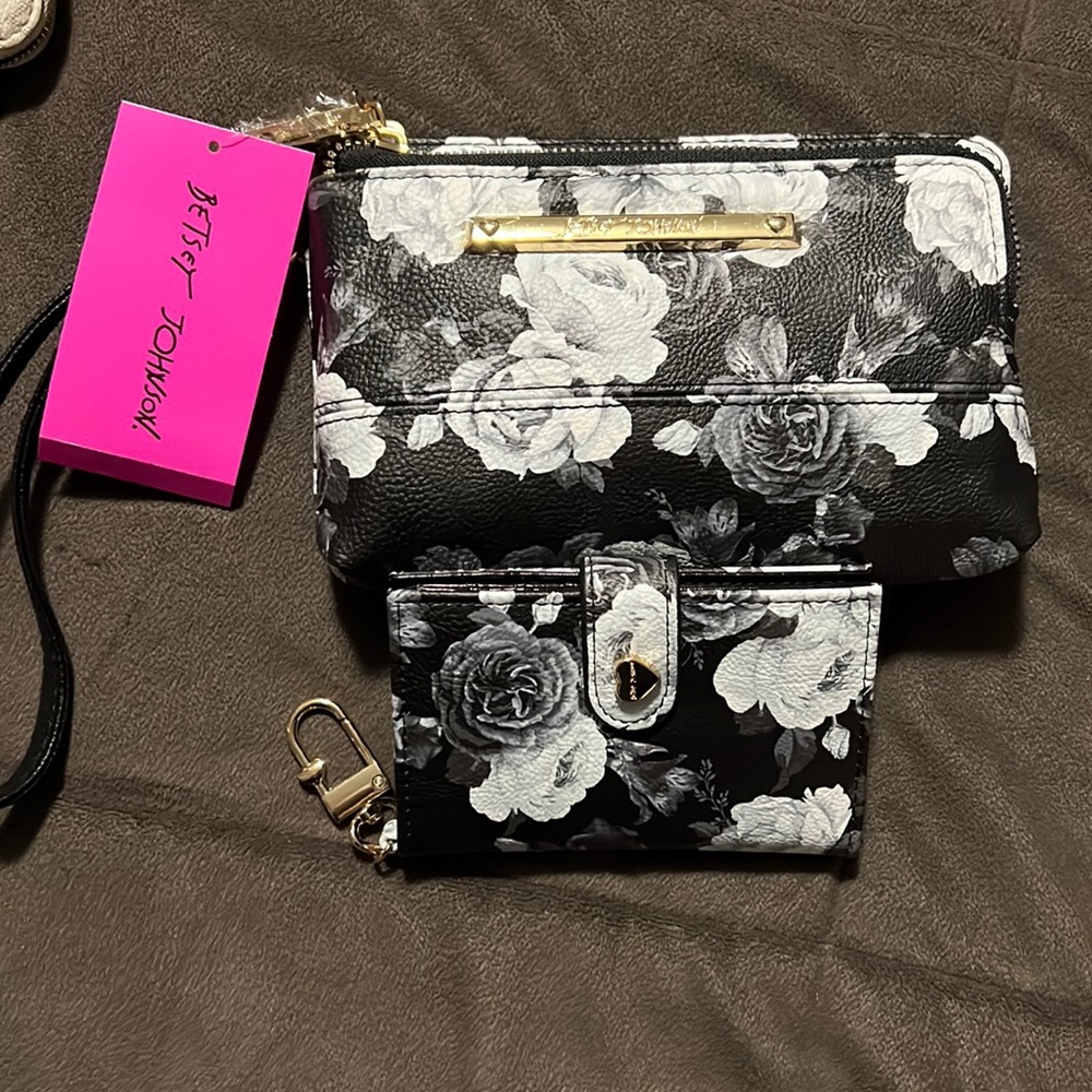 BRAND NEW Betsey Johnson Wristlet pouch & card holder